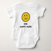 ワンハッピーなデュードの黄色い顔のスマイルファースト1歳の誕生日 ベビーボディスーツ (裏面)