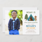 ワンハッピーキャンパーフォトボーイズ最初の誕生日 招待状 (正面)