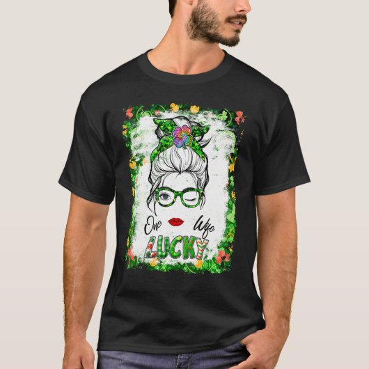 ワンラッキーウィザーズMessy Bun Shamrock St Patrick S Day Tシャツ (正面)