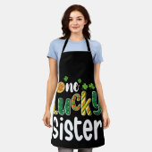 ワンラッキーシスターマッチングファミリーセントパトリックの日 エプロン (着用した状態)