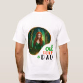 ワンラッキーパパ – 緑の衣装の事件 Tシャツ (裏面)