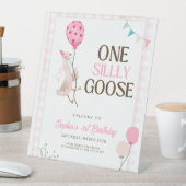 ワン間抜けグース招待状1歳の誕生日ガールピンク 台座サイン (インサイチュ)