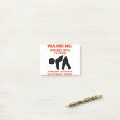 ワーカーがシャツの前にお尻のひびを点滅させる ポストイット (デスク上)