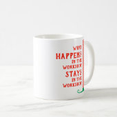 ワークショップで起こおもしろいる小妖精や小人脚の靴 コーヒーマグカップ (正面右)