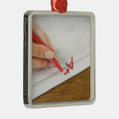 ワークシートの等級とAを書いている先生 メタルオーナメント (右)