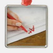 ワークシートの等級とAを書いている先生 メタルオーナメント (正面)