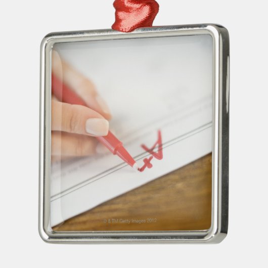 ワークシートの等級とAを書いている先生 メタルオーナメント (左)