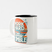 ワーク懸命ステイ・ハンブル ツートーンマグカップ (正面左)