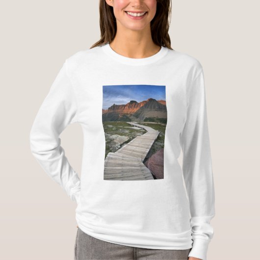 ワータートン・グレイシャー国際公園の遊歩道 Tシャツ (正面)