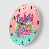 ワードアートを焼くかわいいパン屋 ラージ壁時計 (傾斜)