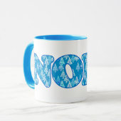 ワードアートパターン(の模様が)ある – ライトブルーの木の付いたノエル マグカップ (正面左)