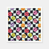 ワープした白黒のチェッカーボード上の幸せな顔 スタンダードカクテルナプキン (正面)