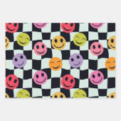 ワープした白黒のチェッカーボード上の幸せな顔 ラッピングペーパーシート (正面3)