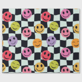 ワープした白黒のチェッカーボード上の幸せな顔 ラッピングペーパー (フラット)