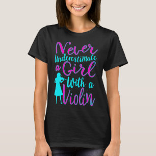 ヴァイオリン・クォットを持つ女の子を決して甘くカッコいい見ない Tシャツ