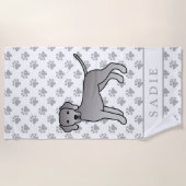 ヴァイマラナー犬のかわいいキャラクターイラストと名前 ビーチタオル (正面)
