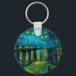 ヴァンゴッホスターリーナイトオーバーザローヌ キーホルダー<br><div class="desc">ヴィンセント・ヴァン・ゴッホの油絵をフィーチャーしたキーチェーンStarry Night Over the Rhne (1888).黄色い輝く星飾はアルレの川岸をカップルが散歩するように青い夜空を散歩する。印象派やオランダ芸術のファンのための完璧な贈り物。</div>