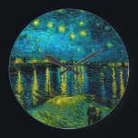 ヴァンゴッホスターリーナイトオーバーザローヌ ラージ壁時計<br><div class="desc">フィンセント・ヴァン・ゴッホの油絵を描いた時計ローヌ川の上の星空の夜(1888)。黄色い輝く星飾はアルレの川岸をカップルが散歩するように青い夜空を散歩する。印象派やオランダ芸術のファンのための完璧な贈り物。</div>