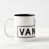 ヴァンネスAve。、サンフランシスコの道路標識 ツートーンマグカップ (左)