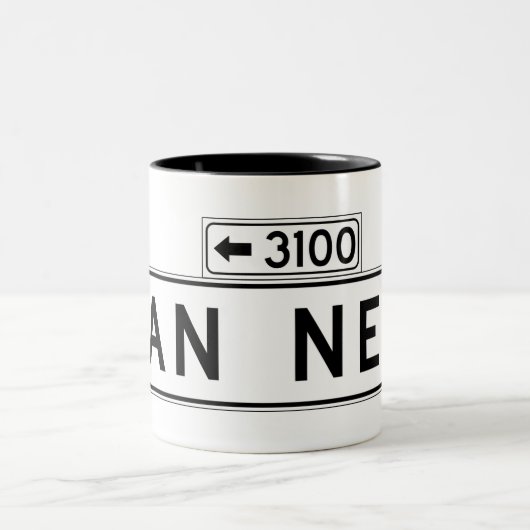 ヴァンネスAve。、サンフランシスコの道路標識 ツートーンマグカップ (中央)