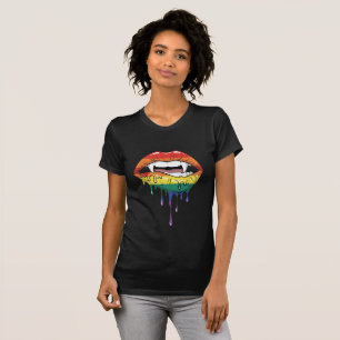 ヴァンパイアの牙から滴るレインボーリップス エッジー ポップアート Tシャツ