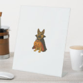 ヴァンパイアの衣装を着たドイツのブルドッグハロウィーン犬 台座サイン (インサイチュ)