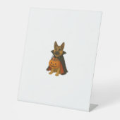 ヴァンパイアの衣装を着たドイツのブルドッグハロウィーン犬 台座サイン (正面)