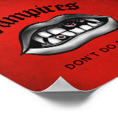 ヴァンパイアは料理を行わないおもしろいポスターレッド ポスター (角)