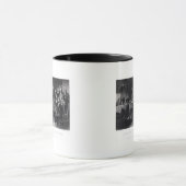 ヴァージニアアセンブリに演説しているパトリック・ヘンリー マグカップ (中央)