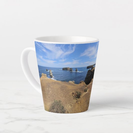 ヴィクトリアの島々湾沿岸のパノラマ カフェラテマグ (左アングル)