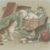 ヴィクトリア時代の風情ある子猫たちがソーイングバスケットで遊ぶ シール (正面)