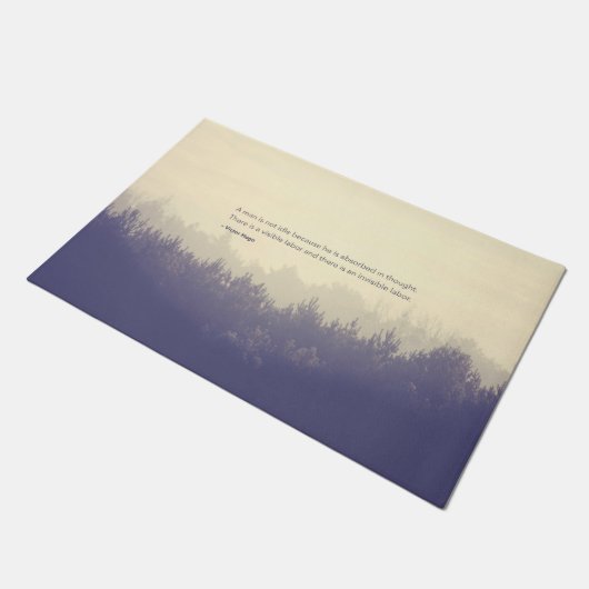 ヴィクトル・ユーゴーの自由な思想家の引用文のマツ森林 ドアマット (アングル)