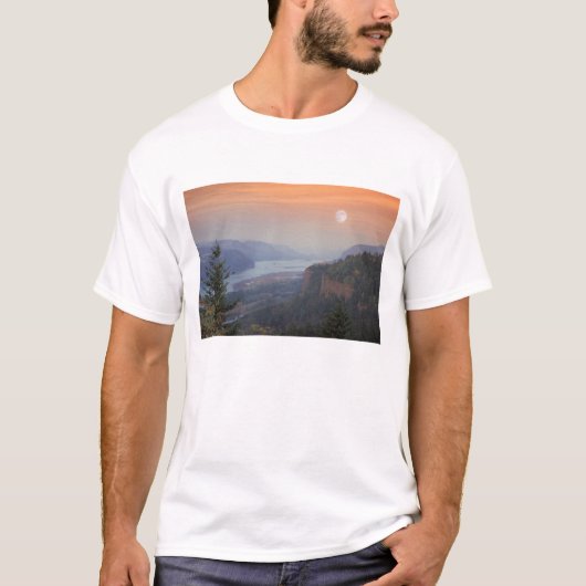 ヴィスタの上空に浮かぶ月 Tシャツ (正面)
