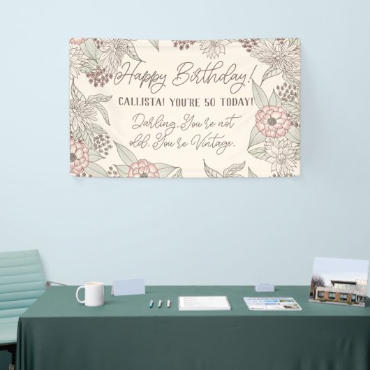 ヴィンテージおもしろいピンクアイボリーフローラ誕生日 横断幕 (トレードショー)