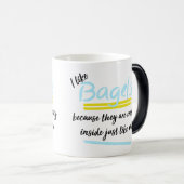 ヴィンテージおもしろいベーグル，デザイン内ユーモアの空 モーフィングマグカップ (正面右)