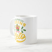 ヴィンテージおもしろいライフはケト引用文後におもしろい始まる コーヒーマグカップ (正面左)