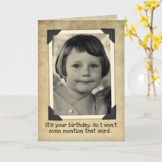 ヴィンテージおもしろい誕生日 – 古い言葉は言及しない カード (黄色い花)