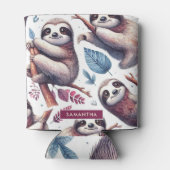 ヴィンテージかわいいナマケモノのシームレスな水色 缶クーラー (裏面)