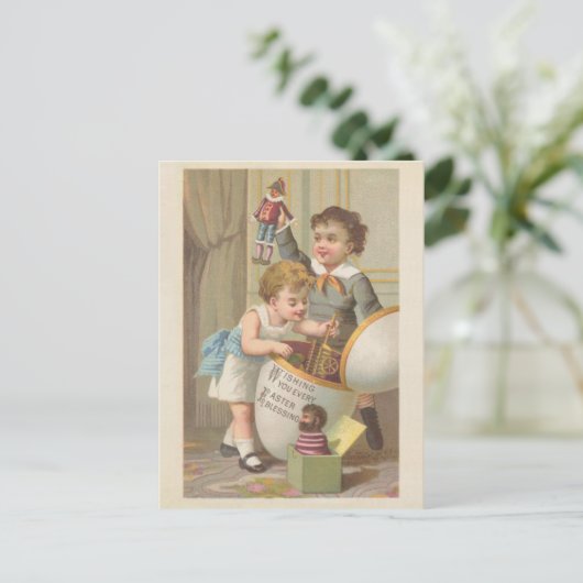 ヴィンテージかわいい小さな男の子のおもちゃ卵イースター賛美。 シーズンポストカード (スタンド正面)
