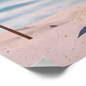 ヴィンテージかわいらし女がビーチに座る ポスター (角)