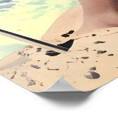 ヴィンテージかわいらし女がビーチに座る ポスター (角)