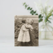 ヴィンテージが庭でキスをするの子どもたちの愛の写真 (スタンド正面)