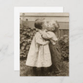 ヴィンテージが庭でキスをするの子どもたちの愛の写真 (正面/裏面)