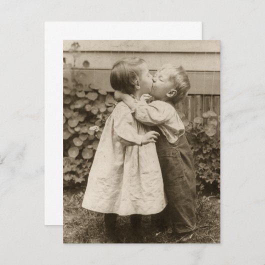 ヴィンテージが庭でキスをするの子どもたちの愛の写真 (正面/裏面)