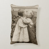 ヴィンテージが庭でキスをするの子どもたちの愛の写真 アクセントクッション (裏面(縦))