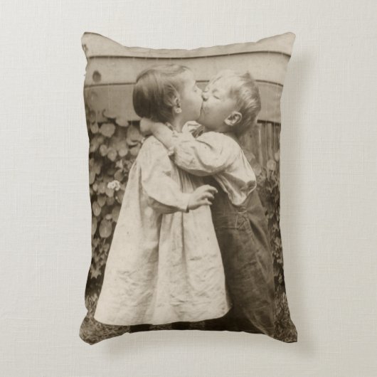 ヴィンテージが庭でキスをするの子どもたちの愛の写真 アクセントクッション (正面(垂直))