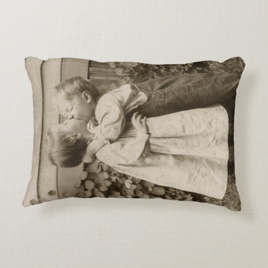 ヴィンテージが庭でキスをするの子どもたちの愛の写真 アクセントクッション (裏面)
