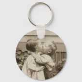 ヴィンテージが庭でキスをするの子どもたちの愛の写真 キーホルダー (正面)