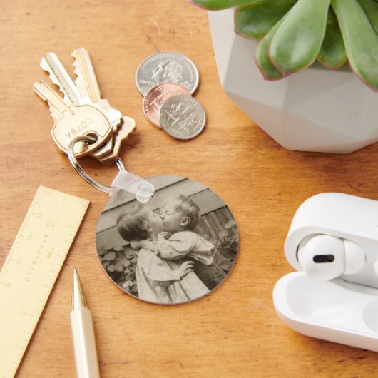 ヴィンテージが庭でキスをするの子どもたちの愛の写真 キーホルダー (デスク)