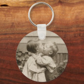 ヴィンテージが庭でキスをするの子どもたちの愛の写真 キーホルダー (正面)